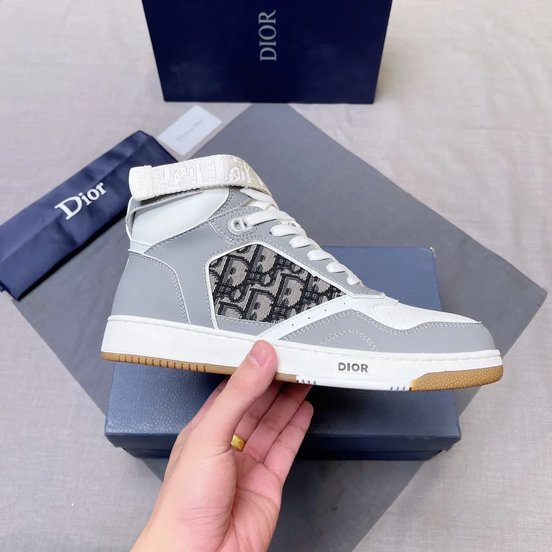 p440 "Dio*" mid-top B27 casual sneakers. This B27 high-top sneaker is a new product in the series and continues Di*r's classic style. Crafted from gray and white smooth calf leather with beige and black Oblique print panels on the sides. The "CD Icon" shaped shoelace eyelets are clever and delicate, and the two-color rubber sole, rear collar and heel are all equipped with the brand's iconic details to enhance the style. Oblique printed straps at the ankle allow for an adjustable fit to complement the overall design. Fashionable and versatile, it can complement any look. Create an exquisite design with unique dynamic vitality and modern atmosphere, presented in low-top and high-top styles. This new must-have shoe adds a new dimension to Dior's archive heritage, embodying modern elegance. Purchase the original version and make it 1:1. If you need top quality, please come to me! Male 38-44! No. 067